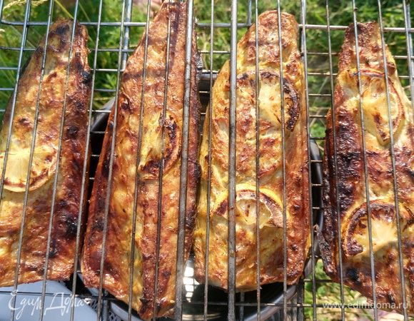 Выложить на решетку и жарить по 10 минут с обеих сторон.