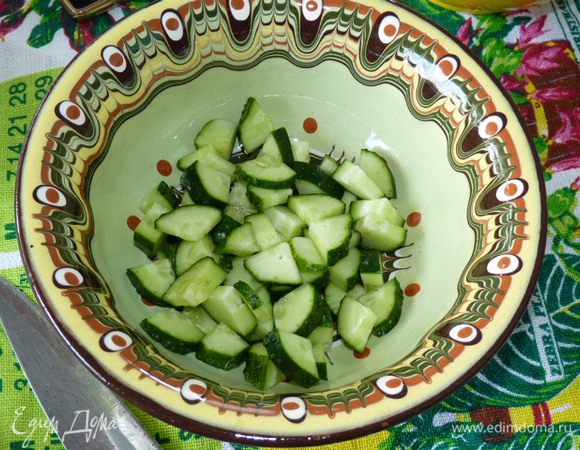 Огурцы нарезать на дольки.