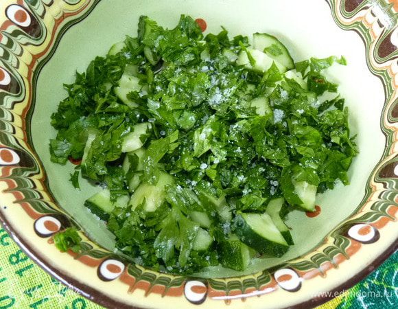 Измельчить петрушку, добавить к огурцам, посолить.