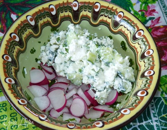 Редис нарезать дольками, выложить на дно салатника. Сверху творожная масса .