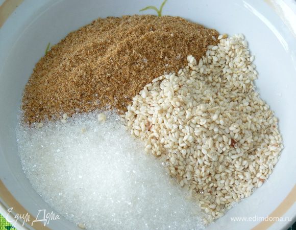 Панировочные сухари поджарить на сухой сковороде до золотистого цвета. Остудить. Добавить сахар и кунжут. Перемешать.