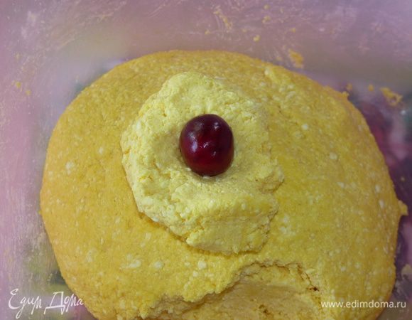 Из теста делаем лепешки, в центр каждой кладем черешню, аккуратно соединяем края. Из указанных продуктов получается около 24 шт, в зависимости от размера. Если делать без начинки и меньше размер, то выходит гораздо больше.