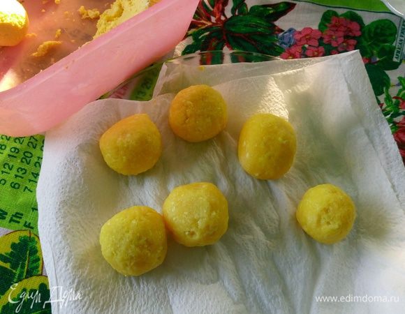Опускаем шары в кипящую воду и аккуратно поддеваем их ложкой со дна, чтобы не пристали ко дну и друг к другу. Проварить до всплывания, затем еще пару минут (главное не переварить!). Выложить на бумажное полотенце.