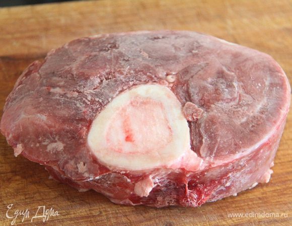 Понадобится говяжья голяшка на кости (кусок весом примерно 450 г).