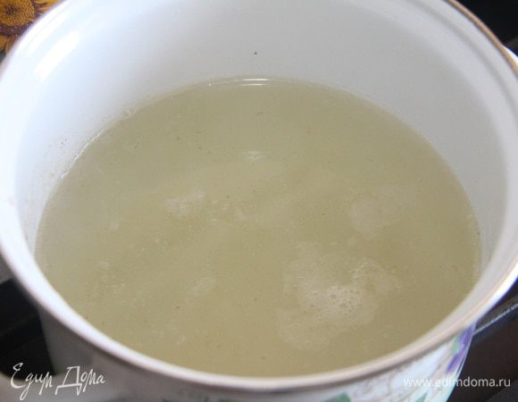 В 2,5 л воды сварить говядину в течение 1,5 часов на медленном огне. Бульон процедить, мясо разобрать от костей и жил.