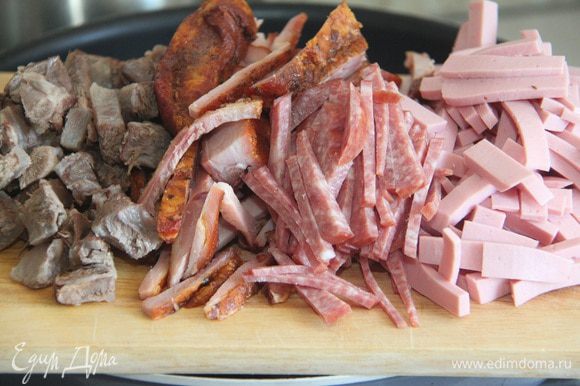 Мясо (130 г), копчено-вареные свиные ребрышки (450 г), сервелат (50 г) и вареную колбасу (120 г) нарезать соломкой.
