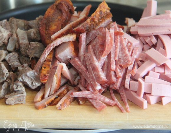 Мясо (130 г), копчено-вареные свиные ребрышки (450 г), сервелат (50 г) и вареную колбасу (120 г) нарезать соломкой.