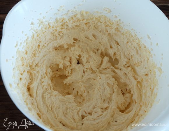 Для франжипана смешиваем все ингредиенты вместе и хорошо взбиваем.