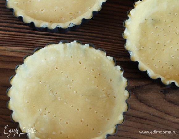 Накалываем тесто вилкой.