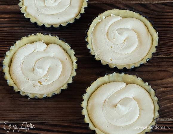 Сверху выкладываем франжипан.