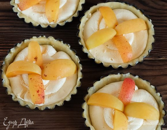 Абрикосы моем, разрезаем на 4-8 частей. Выкладываем поверх франжипана.