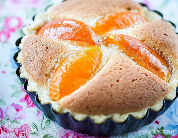 Ставим в разогретую духовку на примерно 30 минут (до образования золотистой корочки). Когда тарталетки готовы, вытаскиваем из духовку и смазываем абрикосы небольшим количеством меда. 