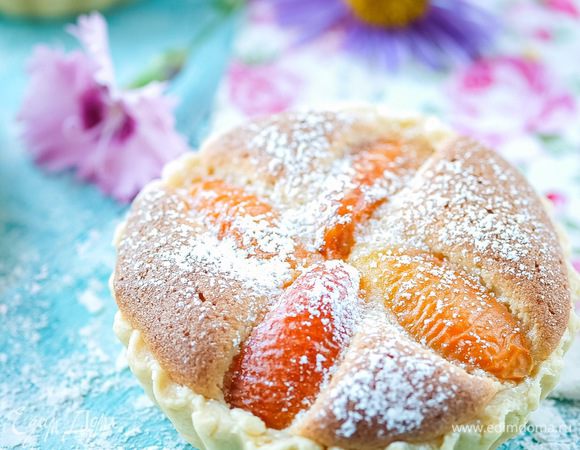 Подаем тарталетки горячими или остывшими, посыпав сахарной пудрой.