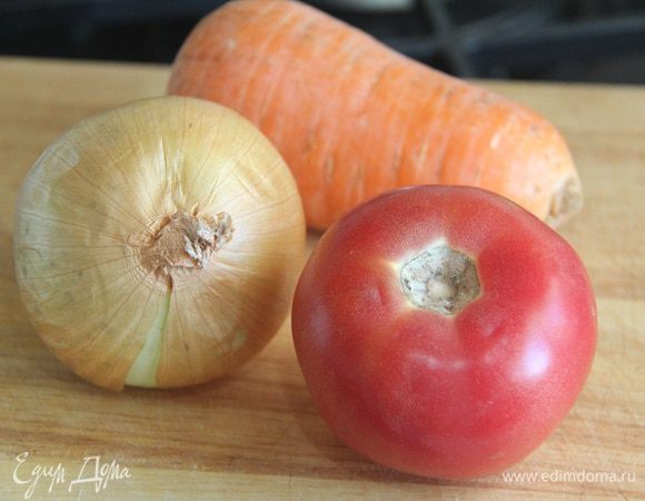 Для заправки понадобятся: луковица, морковь и помидор.