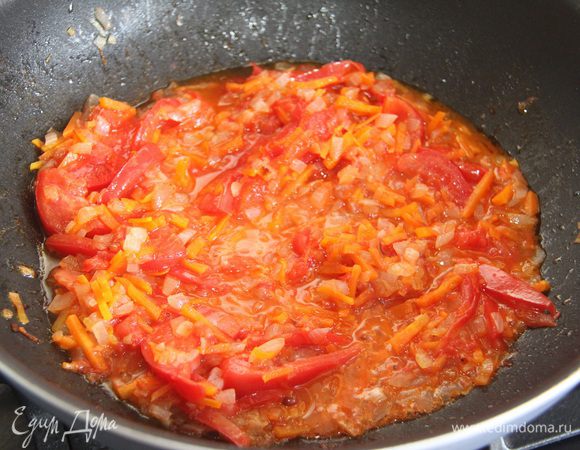 Морковь нарезать соломкой и слегка обжарить на растительном масле. Затем добавить лук кубиком, обжарить до золотистого цвета. Помидор порезать на ломтики и потушить до размягчения с овощами.