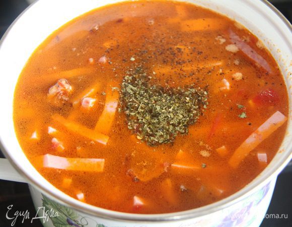 Добавить специи по вкусу (мне нравится сухая уляпская аджика, в составе которой: укроп, петрушка, кориандр, перец черный, перец красный, перец белый, перец зеленый, чеснок, хмели-сунели, соль адыгейская, паприка хлопьями — очень ароматная смесь!). В свою солянку я  добавила 1 ч. л. без горки этой смеси + щепотку черного молотого перца + 1 ч. л. без горки соли крупного помола). 