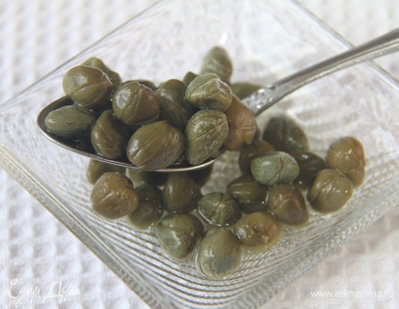 Добавить каперсы (1 ч. л. — 1 ст. л. по вкусу). Снять солянку с огня.