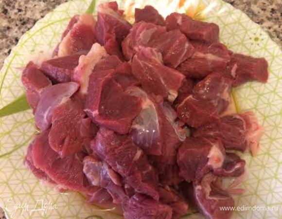 Мясо залить водой, добавить лавровый лист и варить до готовности.