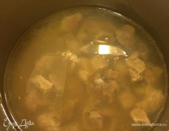 Готовое мясо достать из бульона, бульон процедить, добавить в него рис и мясо, поставить на огонь.