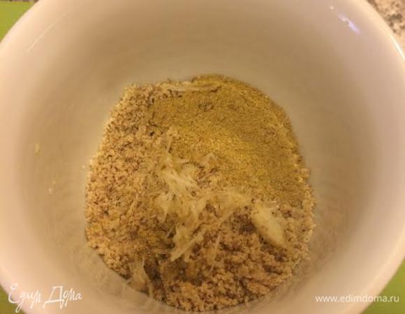 Орехи измельчить в блендере.В ступке смешать 1 ст. л. специй, орехи и 1 зубчик чеснок.