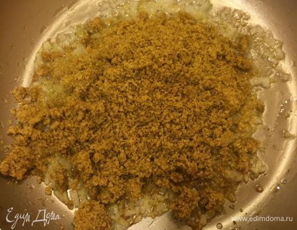 Лук мелко нарезать и потушить на растительном масле. Добавить орехи, перемешать и тушить 2-3 минуты.