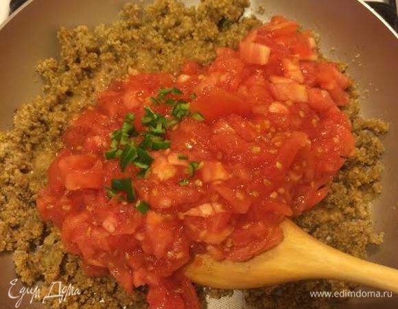 Помидоры очистить от шкурки и мелко нарезать. Зеленый перец очистить о сердцевины и мелко нарезать. Помидоры и перец добавить к орехам, перемешать и тушить минут 5.