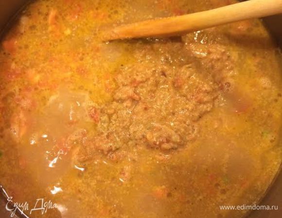 Ореховую смесь добавить в бульон, варить 3-4 минуты.