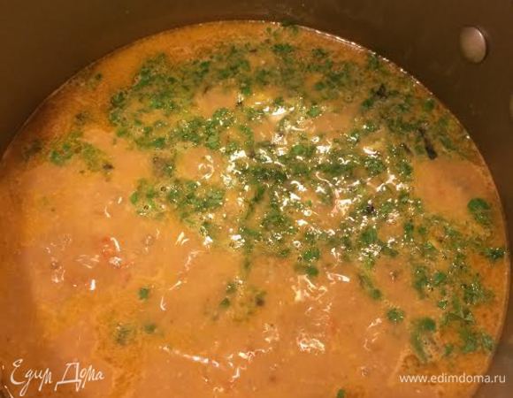 Зелень и чеснок мелко порезать, добавить в суп и варить 1 минуту. Затем добавить соус «Ткемали», соль, перец по вкусу и варить 10 минут.
