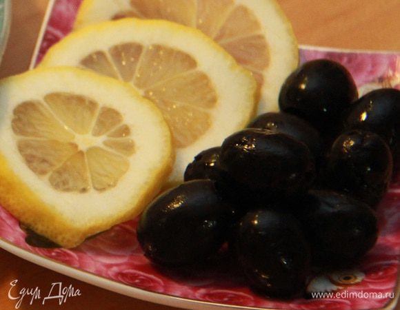 В готовую солянку добавить по вкусу маслины и ломтики лимона (лимон лучше добавлять в порционную тарелку).