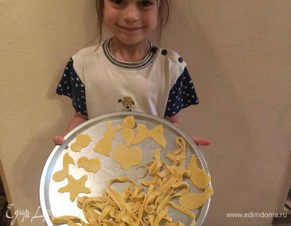 Варить около 10 минут. Когда готовили с сетрой, из теста сделали разные фигурки, с помощью формочек для печенья.