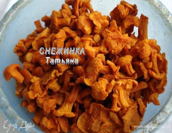 Вот такой урожай лисичек случился. Еще малютки, но первый сбор — он вкусный самый!