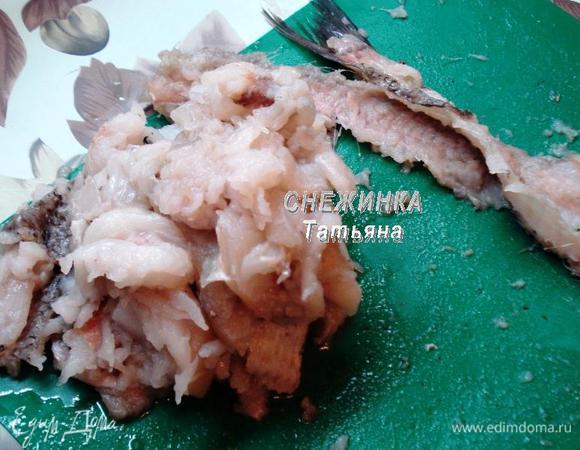 Приготовим колбасу, так как ей нужно полностью остыть. И для начала отделим филе рыбы от костей. 