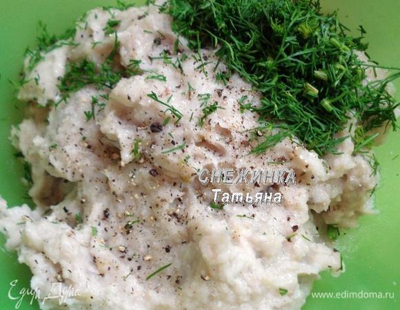 В конце солим, перчим по вкусу, добавляем измельченную зелень укропа, перемешиваем.