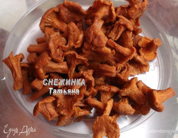 Отбираем самые крупные лисички. Их добавляем в фарш, аккуратно перемешиваем.