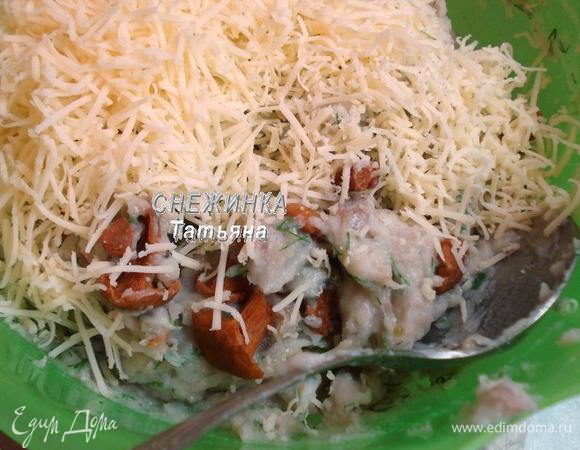 В конце добавляем натертый на мелкой (сырной) терке сыр. Перемешиваем.