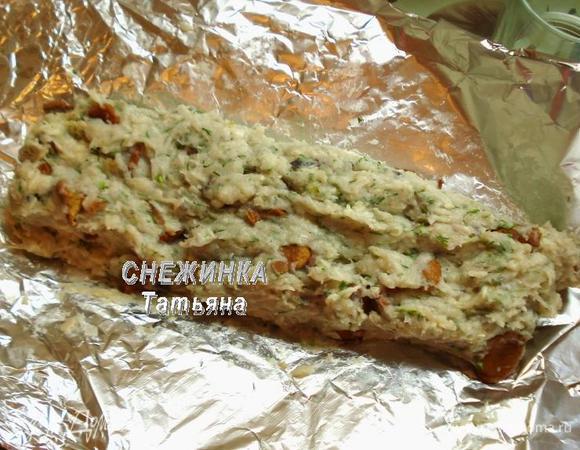 Берем фольгу, в один слой, отрываем большой кусок, приблизительно по количеству фарша и чтобы можно было замотать концы как у конфеты. Выкладываем посередине фарш, формируя прямоугольник.