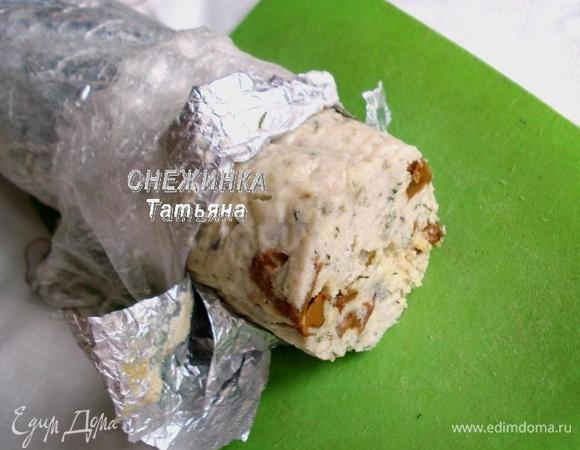 Вынимаем колбасу. Кладем на решетку, когда колбаса немного остынет, снимаем пленку и даем полностью остыть на решетке. Если вы готовили колбасу заранее, до подачи положите ее в холодильник.