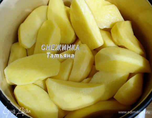 Для картофеля «по-дачному» очищаем картофель и нарезаем крупными дольками. Кладем в кастрюлю с водой и варим 5 минут с момента закипания. Солить картофель не нужно. В это же время разогреваем духовку до 200°C, противень ставим в горячую духовку, чтобы он хорошо прогрелся. 