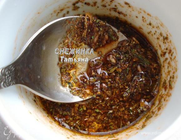 Добавляем жидкие ингредиенты: соевый соус, бальзамический уксус, сок лимона, хорошо перемешиваем. Теперь вливаем растительное масло и хорошенько соединяем составляющие. 