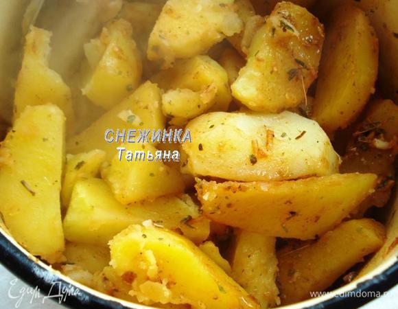 После варки сливаем воду с картофеля, заливаем заправкой. Накрываем кастрюлю крышкой и встряхиваем, чтобы заправка распределилась. После можно воспользоваться ложкой и перемешать, но, как правило, метод встряски работает.