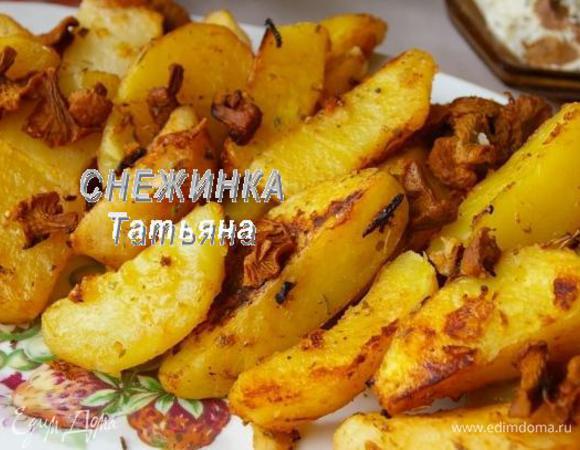 Готовый картофель горячий выкладываем на блюдо.