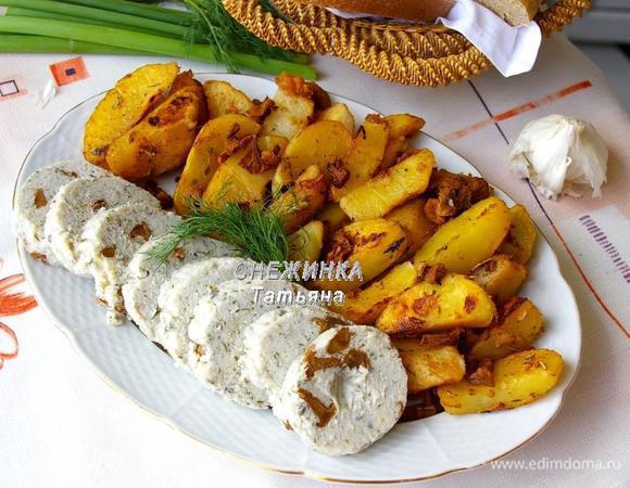 Подаем вместе с рыбной колбасой на одном блюде, украсив зеленью укропа.