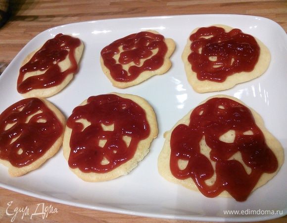 Коржи отделите от бумаги. 6 коржей смажьте шоколадом, остальные 6 — клубничным вареньем или мармеладом. Клубнику помойте, обсушите и нарежьте на ломтики. 