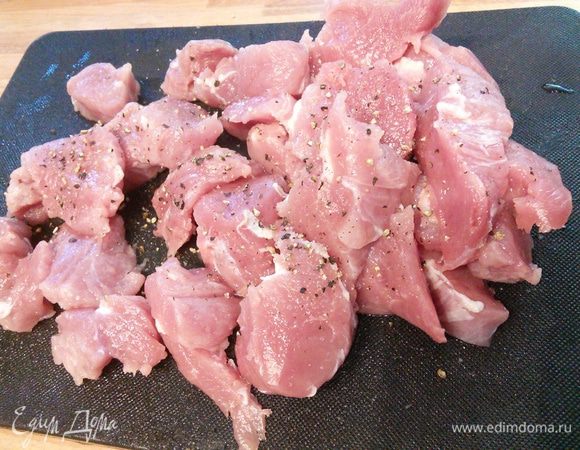 Свиное филе обмыть, обсушить и избавить от пленок. Нарезать на порционные кусочки. Мясо посолить и поперчить. Я делала половину порции. 