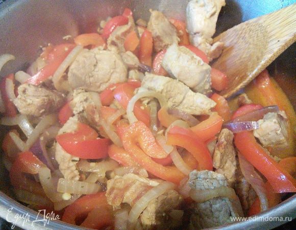 Влить бульон, довести до кипения, уменьшить огонь, добавить оба вида перца и соль и тушить около 20 мин. 