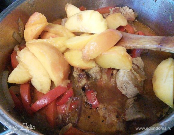 Если вы используете консервированные персики (банка 850 мл): нарежьте их и добавьте в рагу вместе с сиропом. Я сняла кожицу с нектарин (сначала залила кипятком и оставила на две минуты, так кожица сходит легко), нарезала нектарины и добавила стакан апельсинового сока. Тушим на маленьком огне 10 мин. 