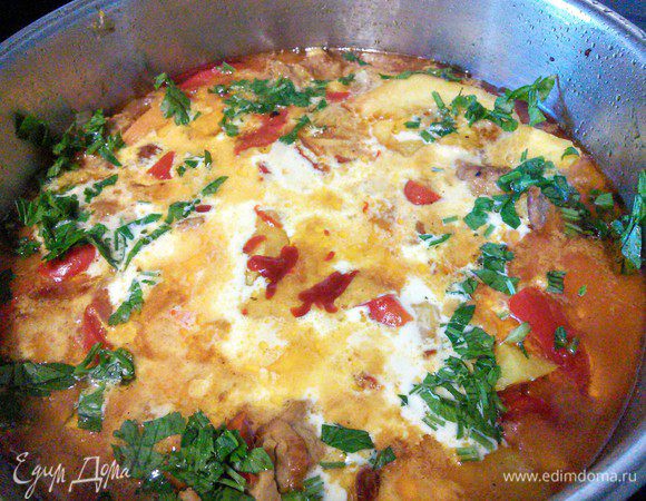 Влейте сливки, добавьте соус чили (остроту регулируйте по своему вкусу, т. к.  в оригинальном рецепте используется 600 мл! соуса чили), прогрейте рагу и добавьте петрушки. 