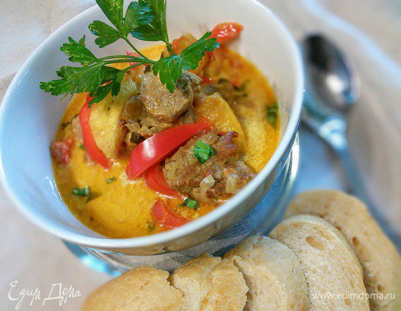 Мама дорогая, как же это вкусно! Особенно со свежим хлебушком!
Пока я дождалась прихода мужчин с работы, смаковала соус ложкой прямо из кастрюли)) Разумеется без хлеба, а подавала рагу с рассыпчатым душистым рисом. 