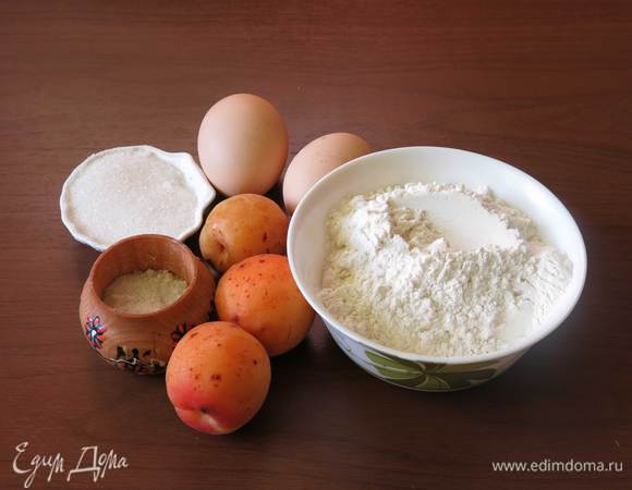 Абрикосы, мука, яйца, соль, сахар — для десерта. Сухари и масло — для присыпки формы.