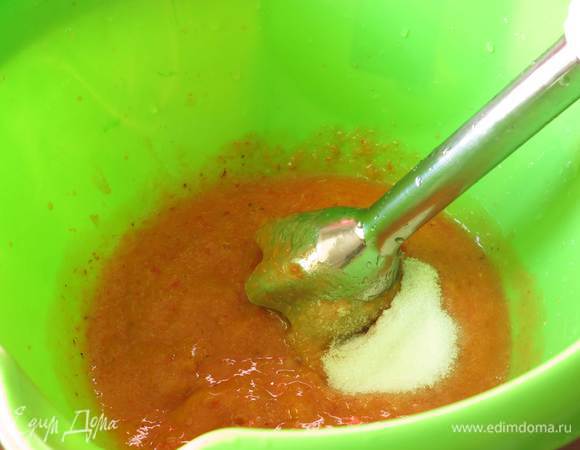 Абрикосы моем, отделяем косточки, измельчаем плоды с 1 ст. л. сахара.